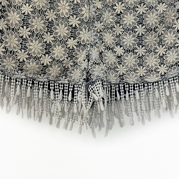 Vintage lei 1990’s Jean shorts with floral crochet and fringe. size 13. - Picture 9 of 16